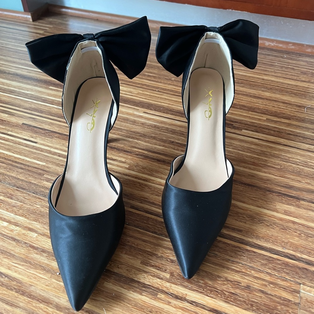 XYD satin black heels with bow